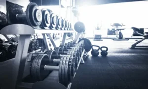 Pesos de academia homens com mais força podem começar com halteres 5-10 kg