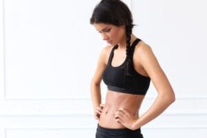 Como a lipoabdominoplastia minimamente invasiva  MILA modela o corpo
