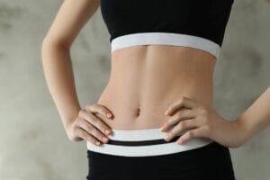 Como é feito a lipoaspiração a laser na barriga?