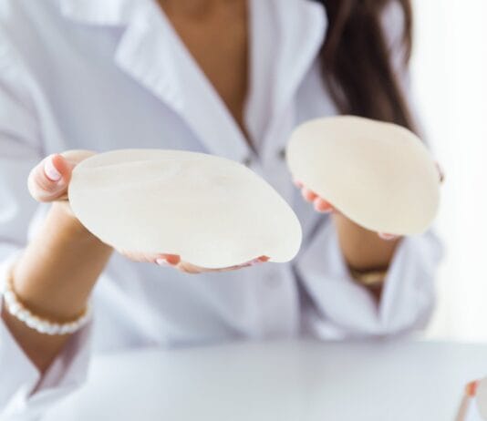 Qual é a melhor opção: lifting de mama ou prótese de silicone