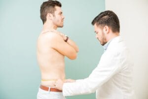 Qual é o Médico para abdominoplastia masculina