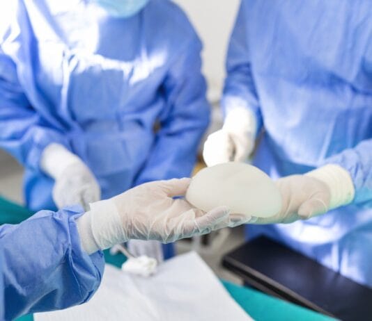 Qual médico faz mastopexia?