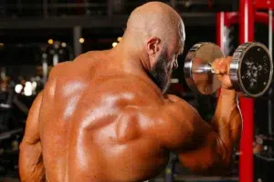 Whey com creatina: benefícios e como usar nos treinos