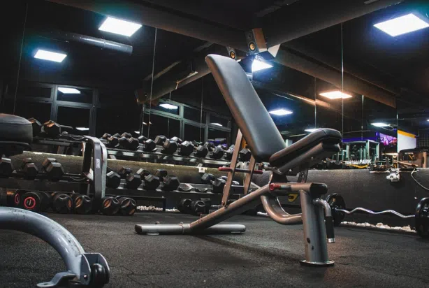 Academia com baixa frequência