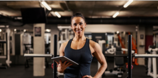 Conheça as principais tendências para academias em 2026 Mulher acompanhando tendências para academia