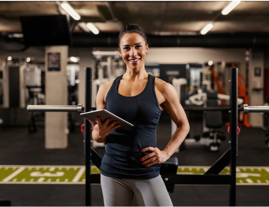 Conheça as principais tendências para academias em 2026 Mulher acompanhando tendências para academia