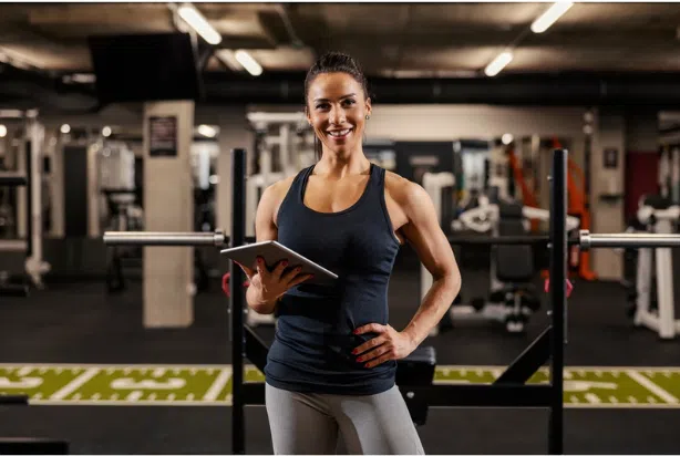 Mulher acompanhando tendências para academia