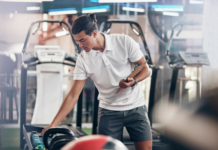 Margem de lucro: o que é e como calcular Homem calculando margem de lucro em sua academia