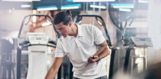 Margem de lucro: o que é e como calcular Homem calculando margem de lucro em sua academia