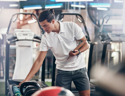 Margem de lucro: o que é e como calcular Homem calculando margem de lucro em sua academia