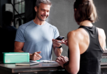 Treinamento de recepcionistas para academia: guia completo! Homem tendo treinamento de recepcionistas para academia