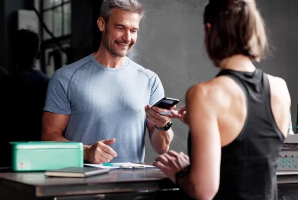 Homem tendo treinamento de recepcionistas para academia