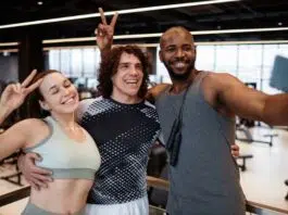 Espaços instagramáveis na academia foto em grupo