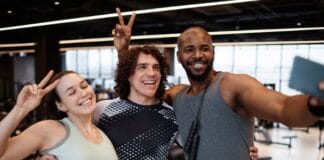 Espaços instagramáveis na academia: por que tê-los? Espaços instagramáveis na academia foto em grupo