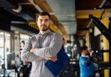 Como contratar professor de academia: confira algumas dicas professor dentro de uma academia