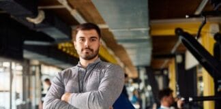 Como contratar professor de academia: confira algumas dicas professor dentro de uma academia