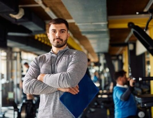 Como contratar professor de academia: confira algumas dicas professor dentro de uma academia