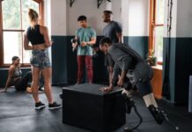 Overbooking em academias: o que é, riscos e como evitar Academia com overbooking lotada de alunos.